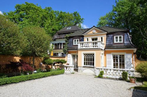 Treptow-Koepenick Cabin | Yacht- , und Reisemobilhafen "Historisches Fährhaus" Wendenschloss