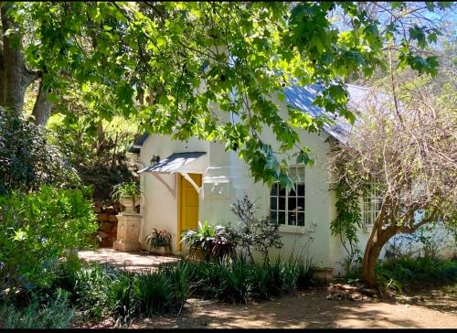 Curry's Post Apartment | Yellowwoods Farm - POOL COTTAGE (self-catering)
