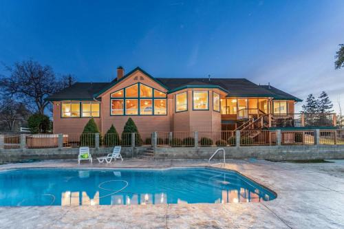 Yosemite Forks House | Yosemite Adventure House with Pool-hot tub-game room