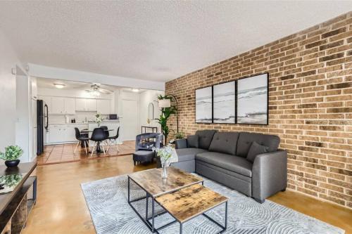 Bouldin Apartment | Your 2B Getaway - Walk Dtwn - Sleeps 6 - Pool and Prkg