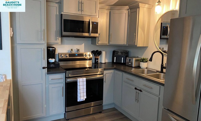 Pointe-du-Chene House | Your Family Beach Home/Sleeps 7 * 5 Minute Walk to Parlee Beach and The Wharf!