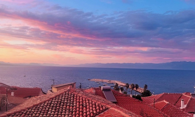 Koroni House | Your Koroni Escape Starts Here: Central Apartment near Zaga Beach and Tavernas.