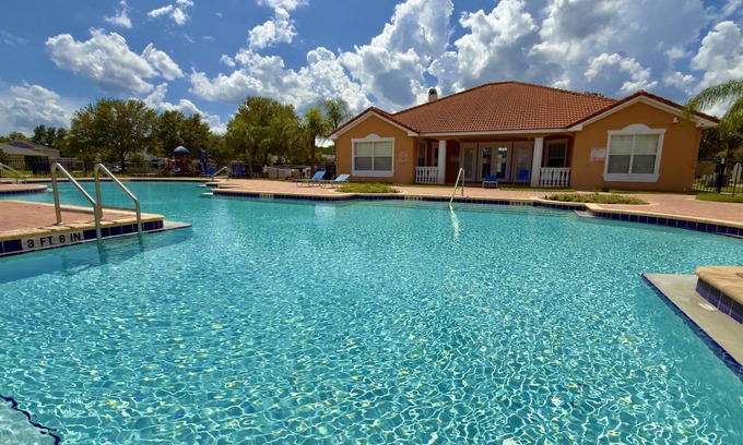 Crystal Cove House | Your Lakeview Getaway in Crystal Cove – Sunsets, Comfort & Great Location