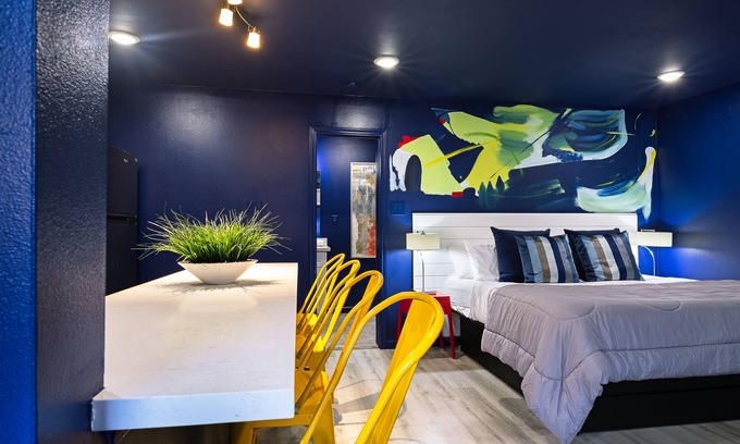 Hyde Park Apartment | Your Montrose Studios! Sleeps 52/26BR/26BA/26PA