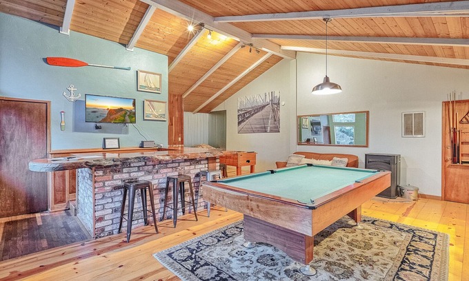 Trinidad House | 🌲🩴 Your own lodge in town yet private & spacious with game room & hot tub - Trail to Beach
