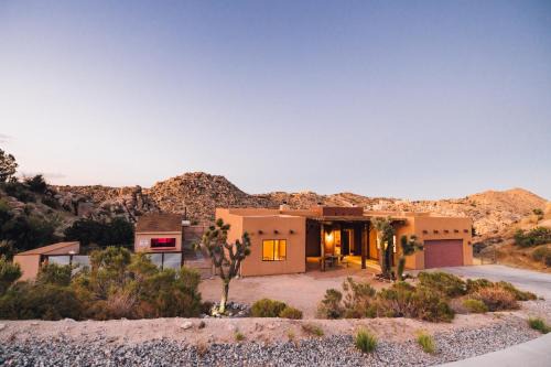 Yucca Valley House | Yucca Valley Gem: Relaxing Adobe Retreat & Pool