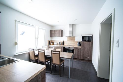 Rhein-Erft-Kreis District Apartment | Zehnthof 2a Haus - 2 WE, 2 Küche, 2 Bad 4 SZ, 8 Bett