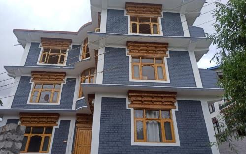 Kaza House | Zomsa Inn by StayApart