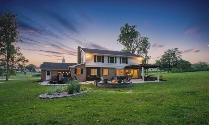 Steelville House | Zook Manor | HOT TUB, Game Room + Fire Pit!