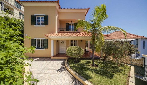 Basic Villa, Multiple Beds