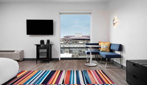 Room, 1 King Bed (Mobility Accessible, Tub)