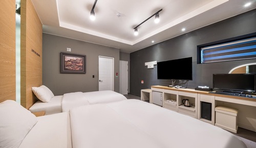 Room (Twin Room (All rooms with bathtub &am)