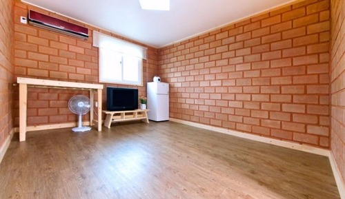 Room (Building 1-Room 101)