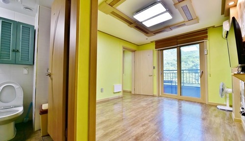 Room (Room 202-89)
