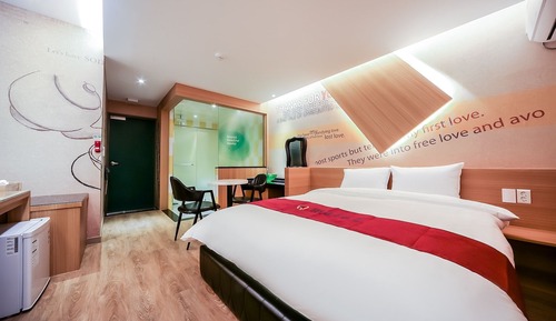 Room (1 Room Per 1 Parking)