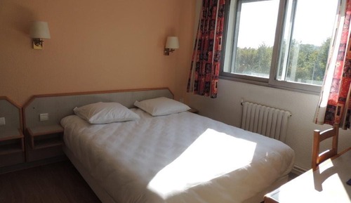 Double Room (Queen Bed)