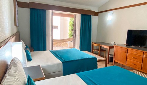 Quarto superior, 2 camas de casal  1111