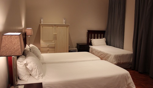 Room 7 - Corporate Room - 3 Single Beds (6)