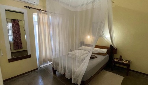 Twin Room (Colonial House)