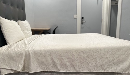 Deluxe Room (with Shared Bathroom)