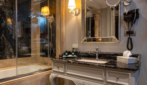 Honeymoon Suite