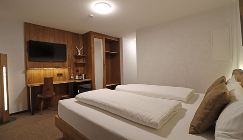 Deluxe Double Room, 1 King Bed, Non Smoking, Mountain View