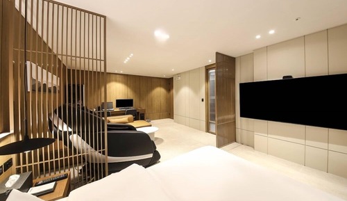 [Breakfast Not Included] High-End Suite Room + Gaming PC