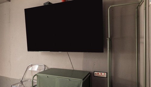 Room (Circle (2 Americano Netflix Available)