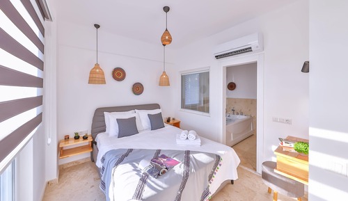 Honeymoon Villa, 1 Queen Bed with Sofa bed, Jetted Tub, Mountain View