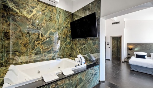 Signature Room, Jetted Tub