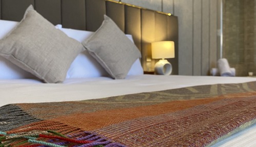 Deluxe Suite, 1 King Bed, Jetted Tub, City View