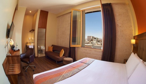 Deluxe Room, 1 King Bed, Ensuite, City View