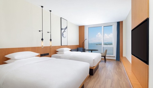 Room, 2 Twin Beds, Lake View