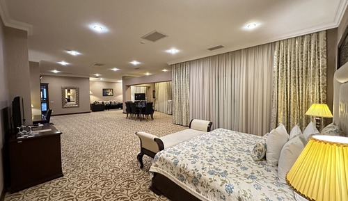 Executive Suite, Bathtub