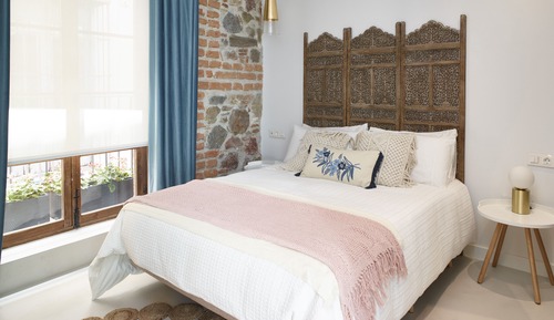 Double Room (Queen bed)