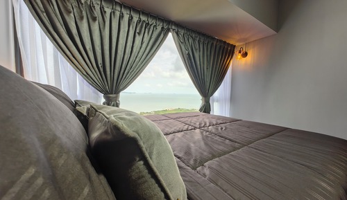 Premium Studio, 1 Queen Bed, Bathtub, Sea View