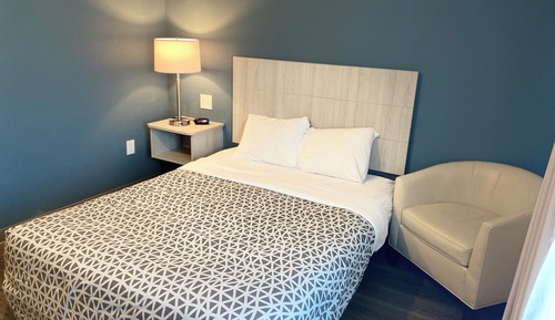 Queen Suite w/ Dishwasher (Dishes/Cookware Included) Accessible Roll-in Shower