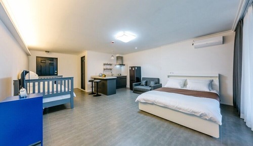 Room (301)