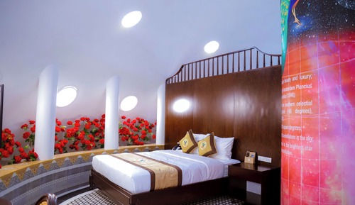 Luxury Studio Suite, 1 King Bed, Hill View, Courtyard Area