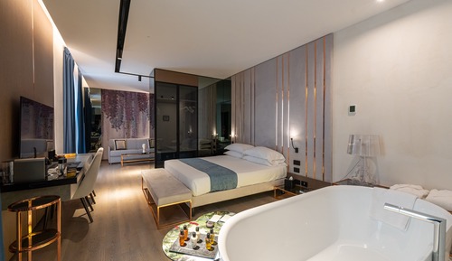 Suite, Bathtub