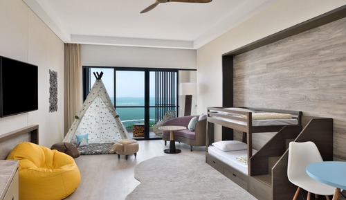 Family Room, 1 King Bed, Non Smoking, Mountain View (Balcony)