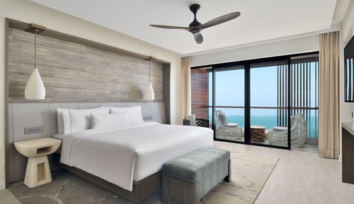 Executive Suite, 1 King Bed, Non Smoking, Mountain View (Balcony)