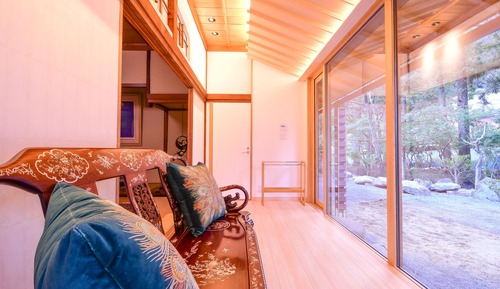 Corner Suite Room (Moon Light) Non-smoking