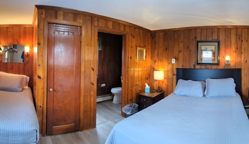 Triple Room 8 - 1 Queen & 1 Twin