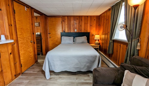 Comfort Cabin Room 9 - 1 Queen Bed & 1 Pull-out