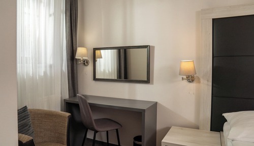 Deluxe Double Room (GALLERY)