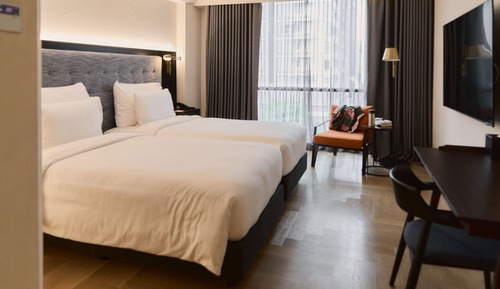 Twin Room (Uptown)