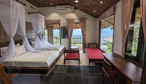 Superior Room, Bathtub, Slope side