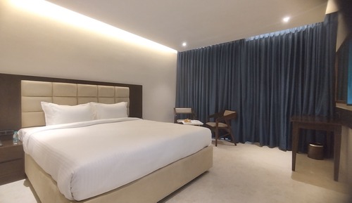 Business Room, 1 King Bed, Non Smoking, City View