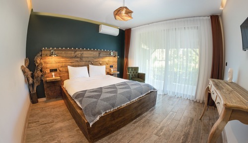 Design Room, 1 Queen Bed, Smoking, Garden View